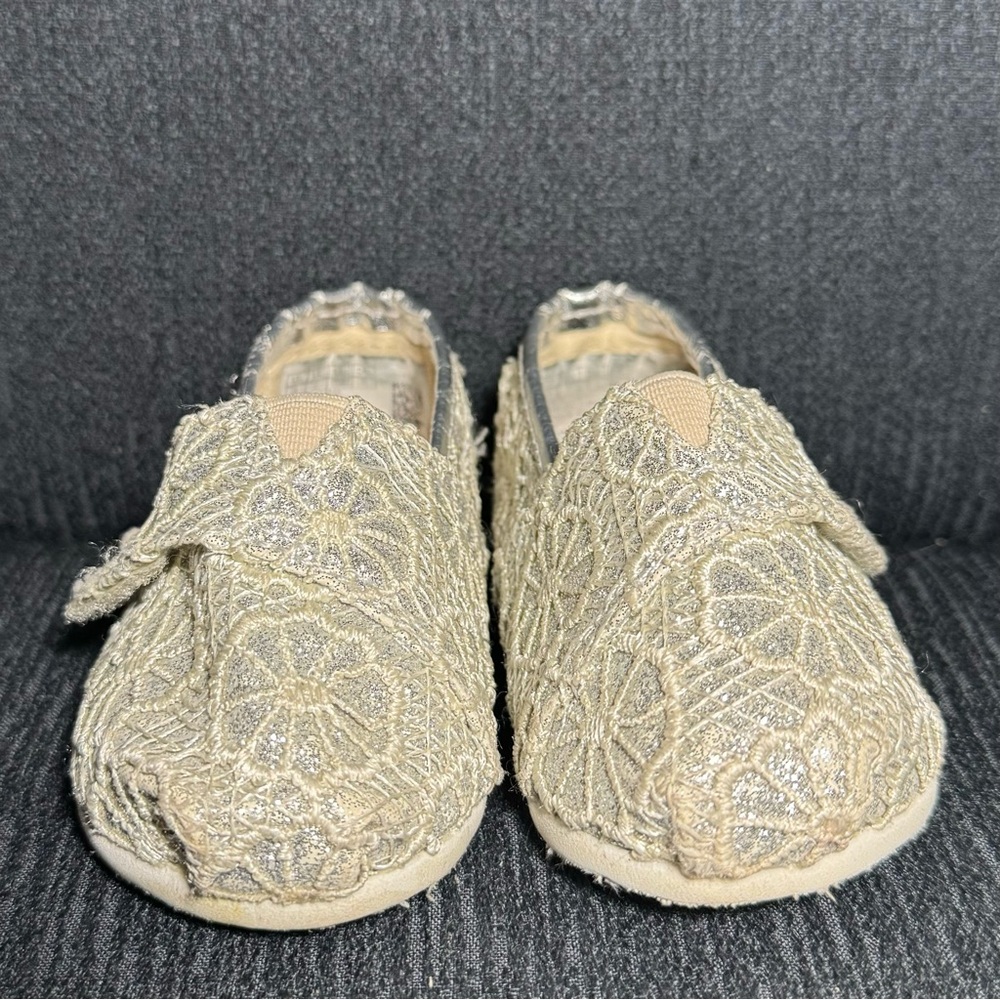 Cute, Sparkly Toms, Silver Glitter with Lace overlay, T4 Toddler‎ Size, EUC
